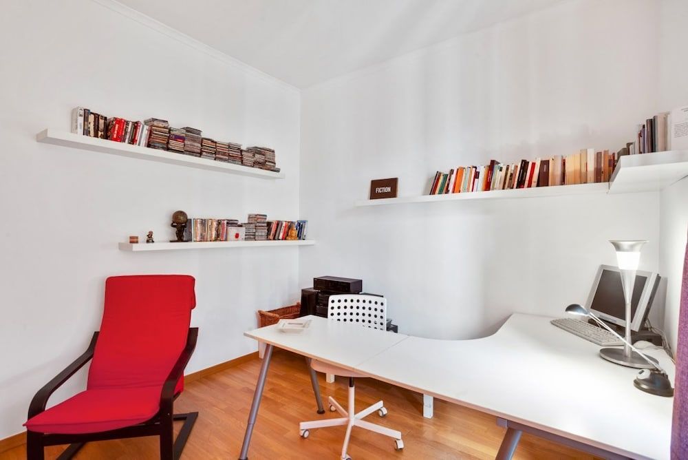 undefined Stylish House with Hot Tub, Movies & Books 6