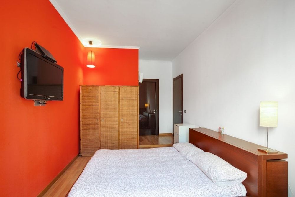 undefined Stylish House with Hot Tub, Movies & Books 4