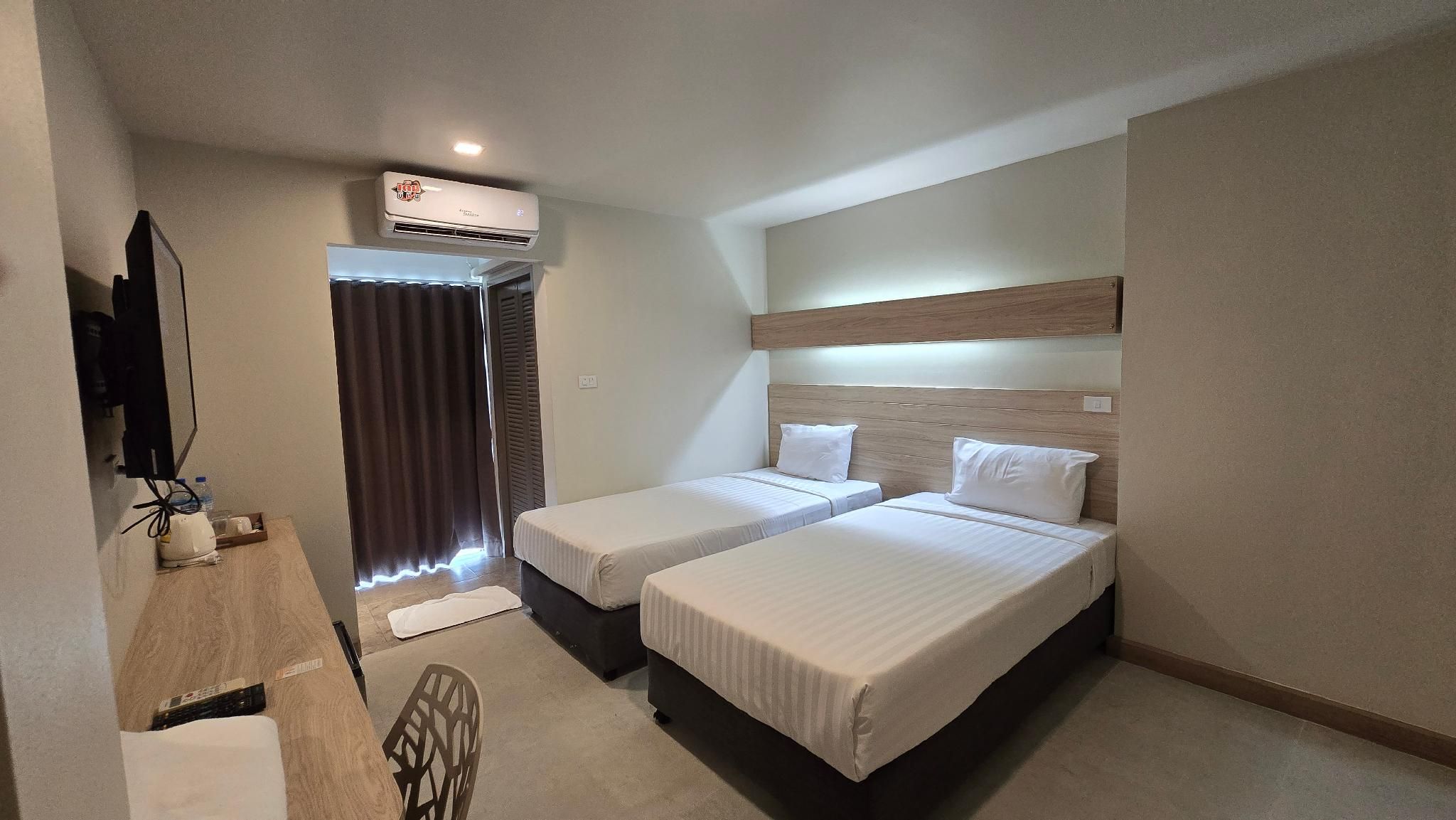 undefined The Phoenix Hotel Bangkok 3