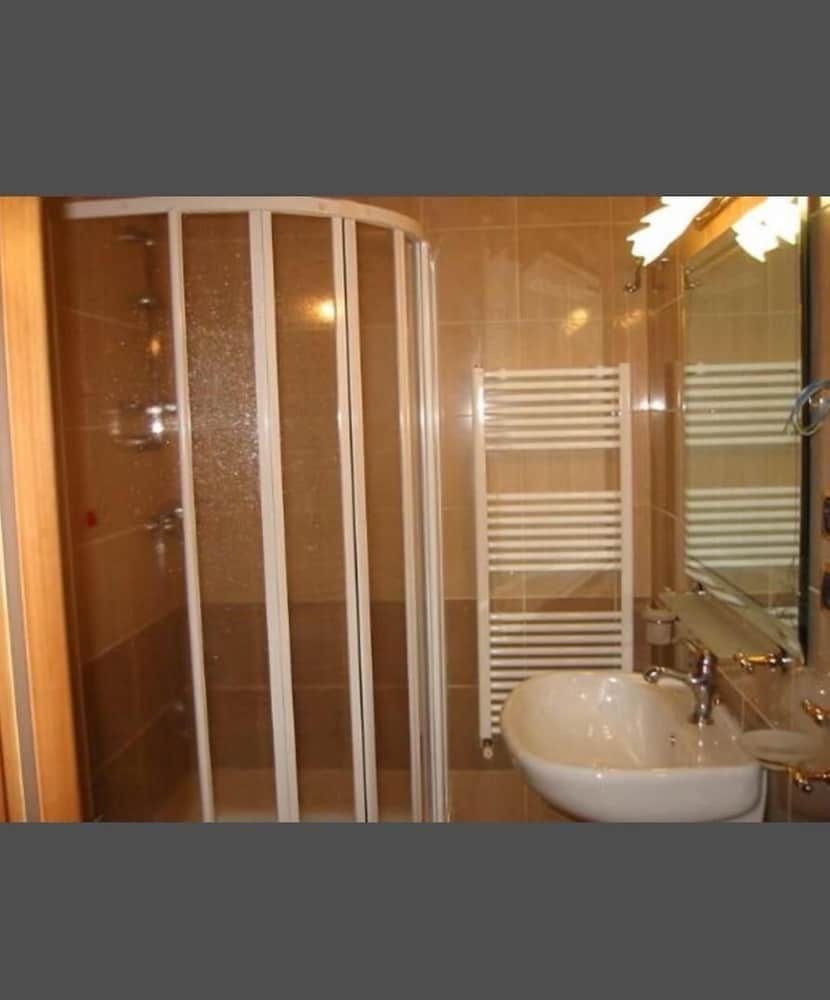 Laghi Room Only Quadruple Room 10