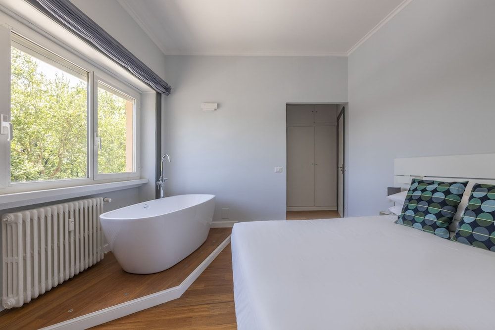 Deep Soaking Bathtub