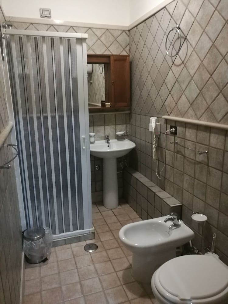 Garden Inn Triple Room 6