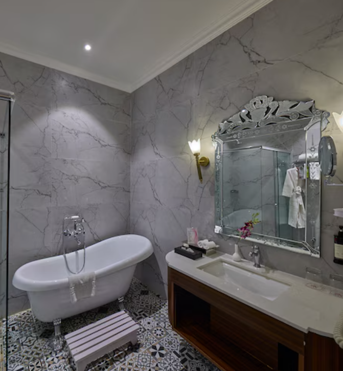 Luxury Heritage with Lawn view Balcony