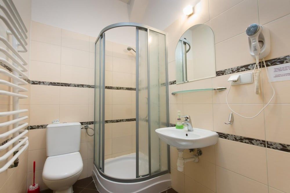 Helvetia Plus Standard Room, 2 Twin Beds, Shared Bathroom 2