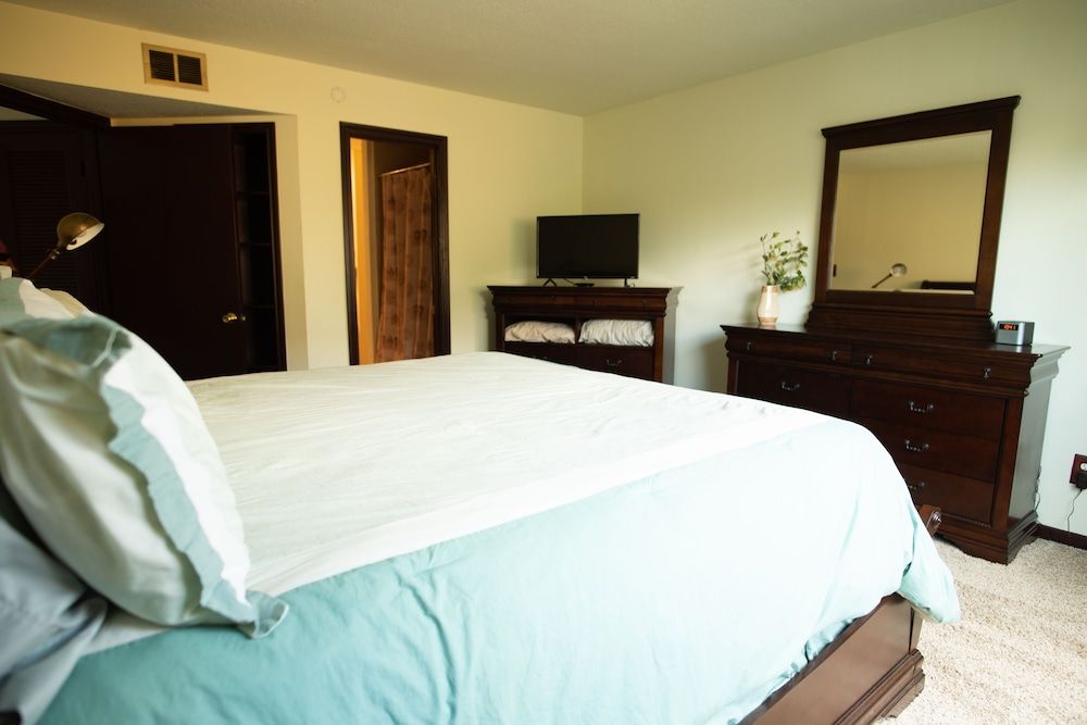 Resort Attractions Luxury Condo, 2 Bedrooms, Balcony, Lake View 2