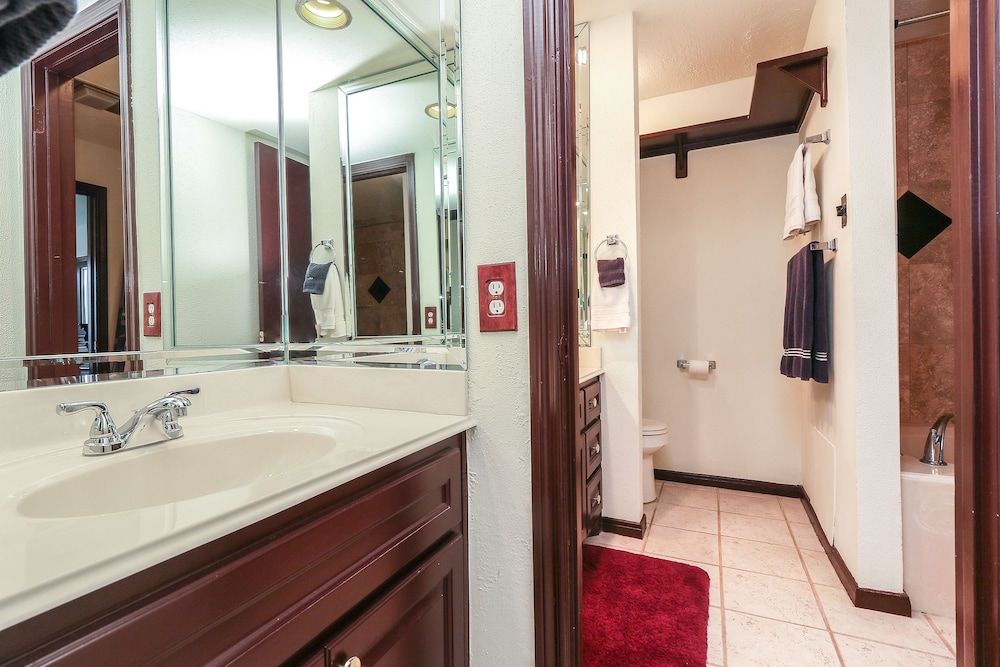 Resort Attractions Signature Condo, 1 Bedroom, Balcony, Lake View 3