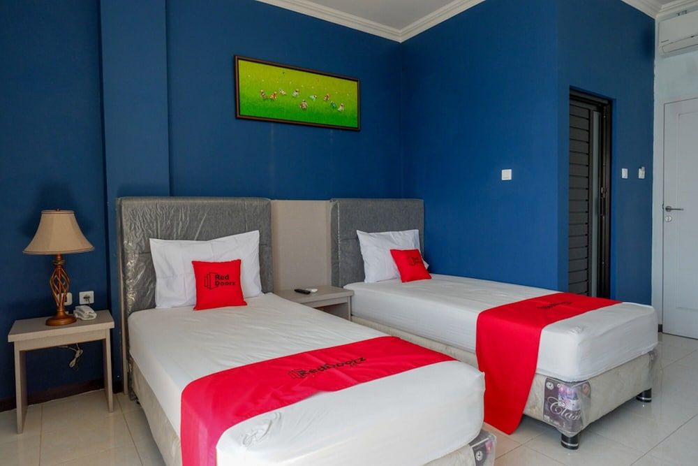 Premium Twin Room (RedDoorz)