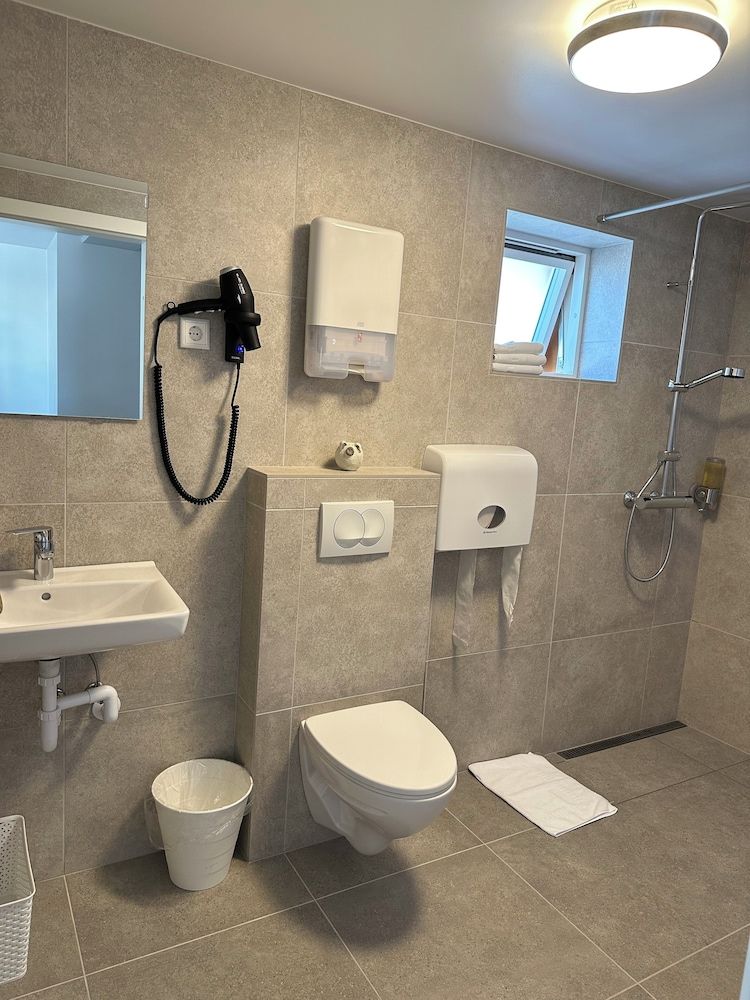 Guesthouse Dyngja House, 5 Bedrooms 13