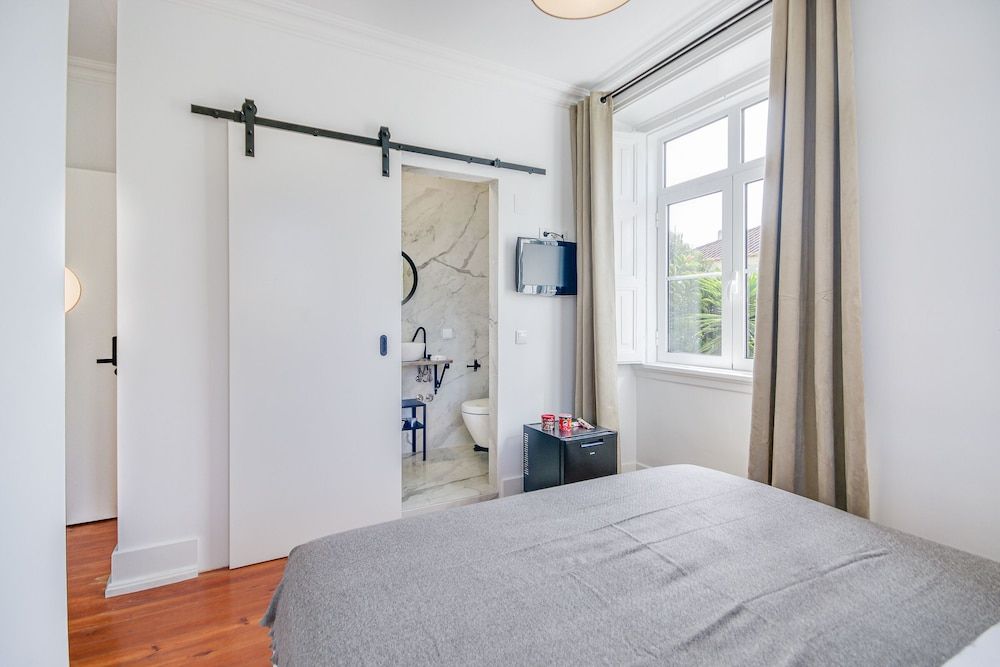 Alvalade Palace Basic Room, 1 Bedroom, Refrigerator, City View 6