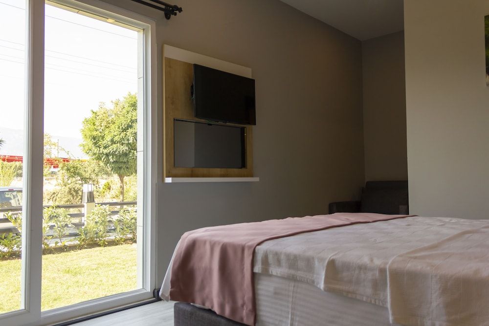 L'opera Deluxe Hotel Deluxe Room, Non Smoking, Garden View 2