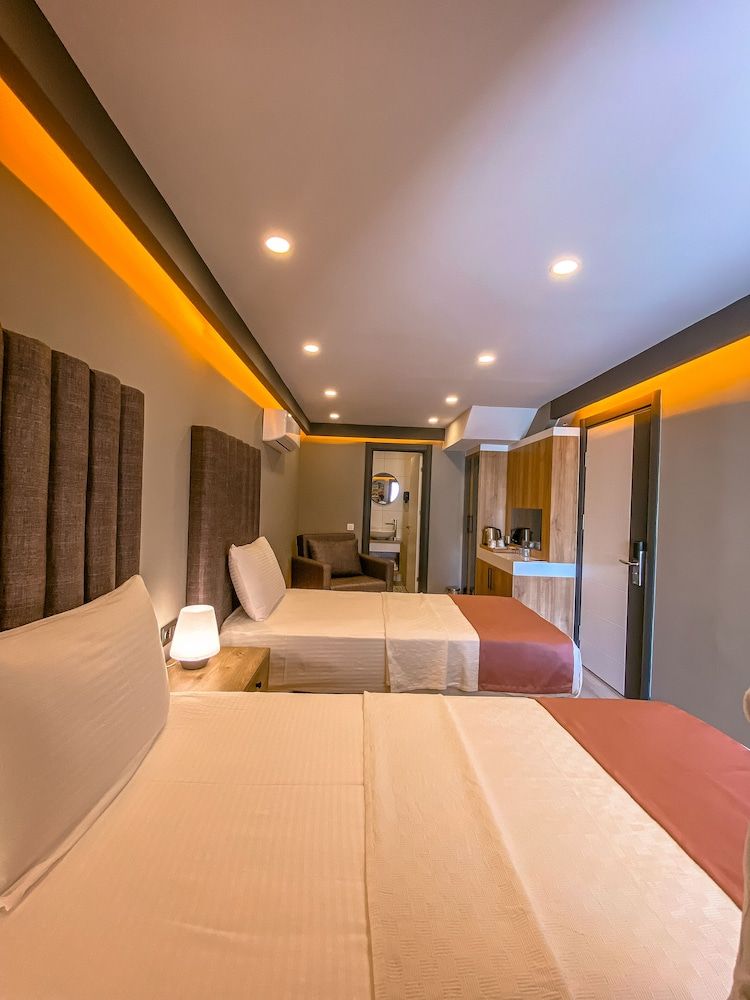 L'opera Deluxe Hotel Family Suite, 2 Bedrooms, Non Smoking, Garden View 5