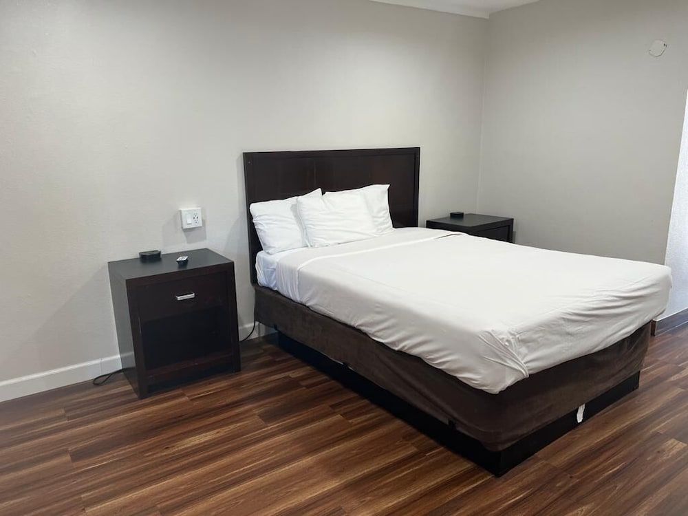 Lanai Motel Basic Single Room 2