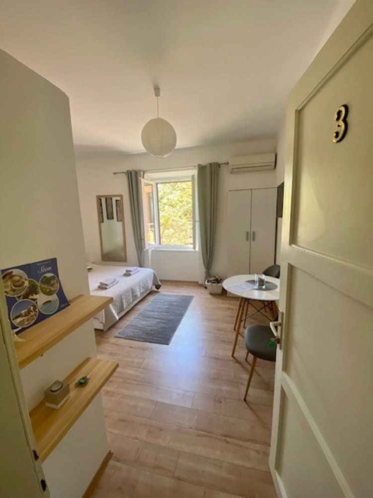 undefined Studios IM 10