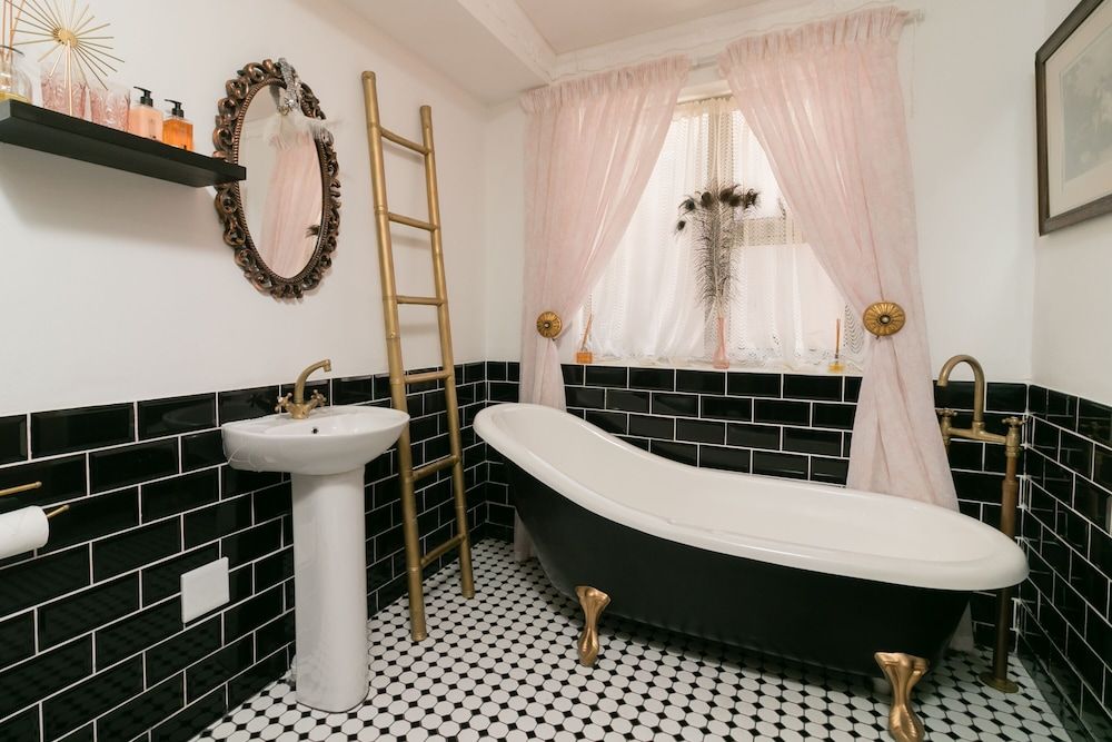 Bettys Boutique Hotel Double Room, 1 Queen Bed (Off the Wall) 4