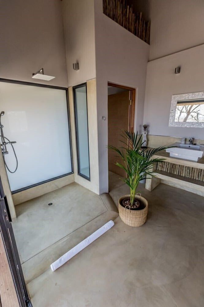 The Wild Blue Lodge SAFARI & SPA Drakensberg Lux Double (2) 8