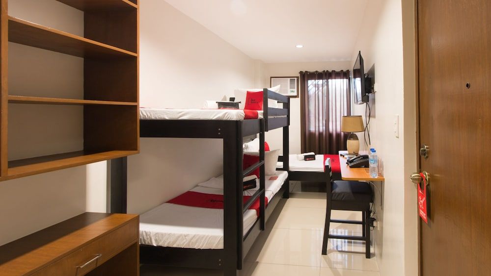 RedDoorz Plus @ Diola Villamonte Bacolod Triple Room 6