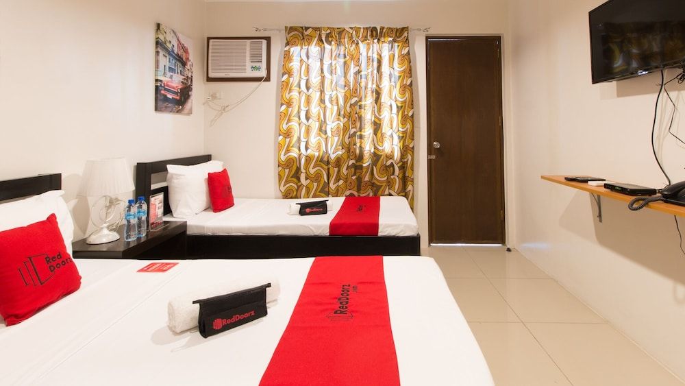 RedDoorz Plus @ Diola Villamonte Bacolod Twin Room 5