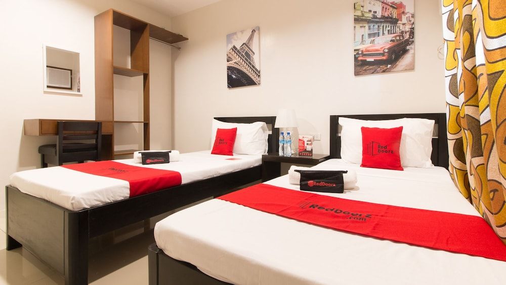 RedDoorz Plus @ Diola Villamonte Bacolod Twin Room 3