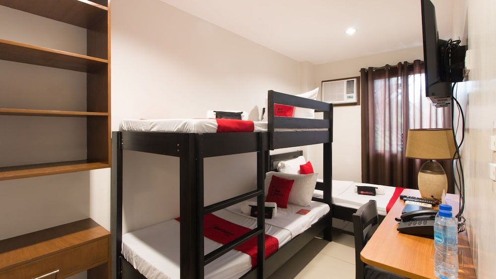 RedDoorz Plus @ Diola Villamonte Bacolod Triple Room 5