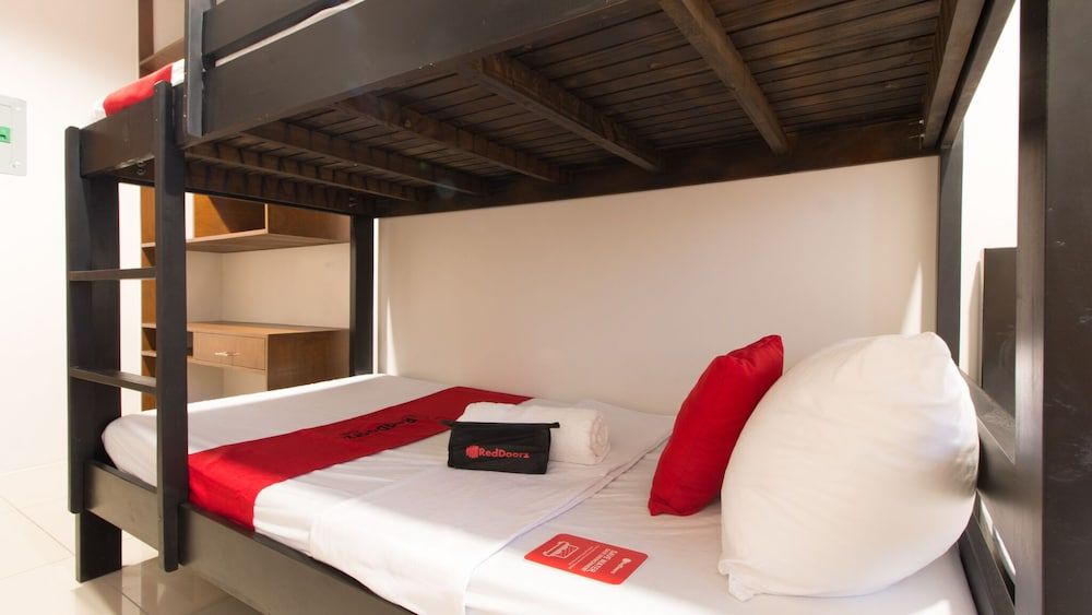 RedDoorz Plus @ Diola Villamonte Bacolod Triple Room 3