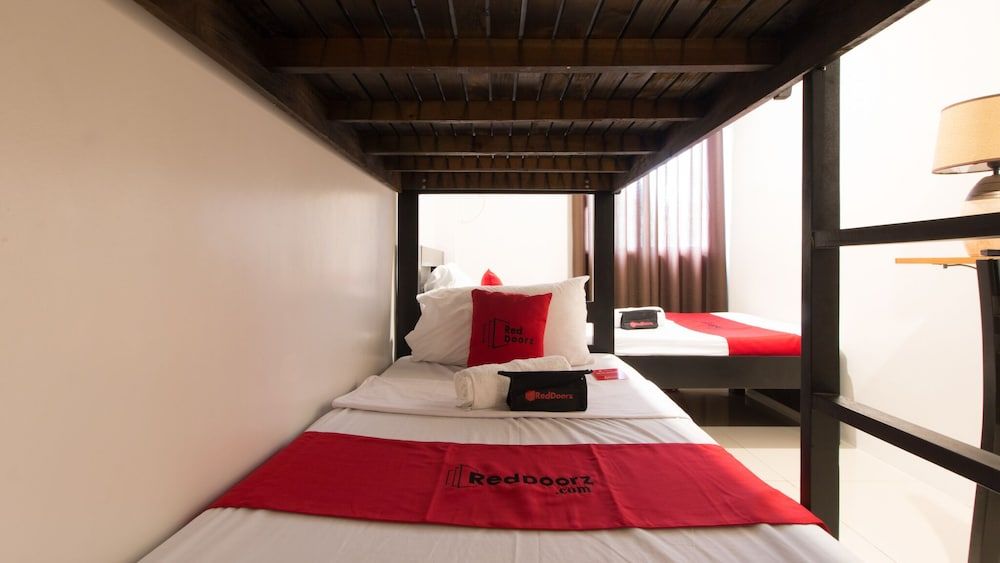 RedDoorz Plus @ Diola Villamonte Bacolod Triple Room 2