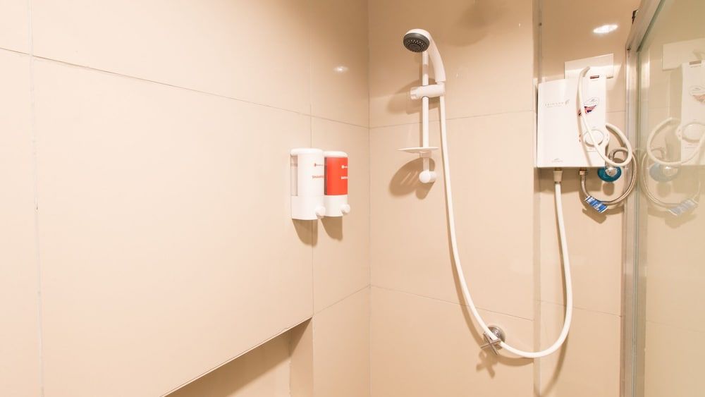 RedDoorz Plus @ Diola Villamonte Bacolod Double Room (Reddoorz) 6