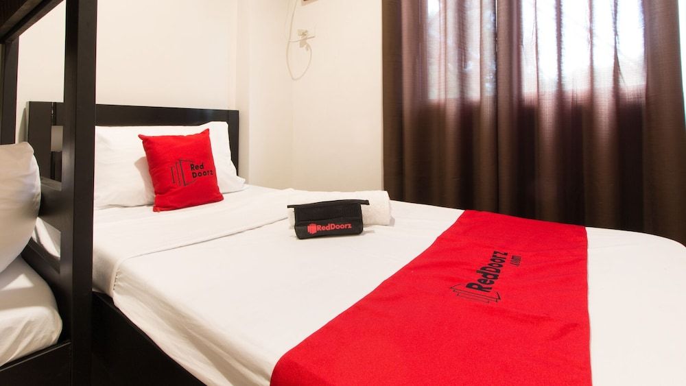 RedDoorz Plus @ Diola Villamonte Bacolod Triple Room 4