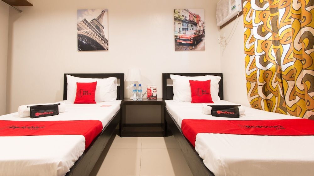 RedDoorz Plus @ Diola Villamonte Bacolod Twin Room 4