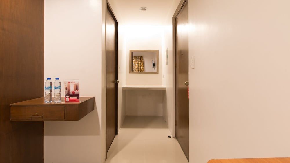 RedDoorz Plus @ Diola Villamonte Bacolod Double Room (Reddoorz) 3