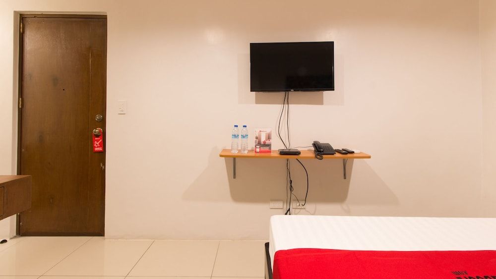 RedDoorz Plus @ Diola Villamonte Bacolod Double Room (Reddoorz) 4