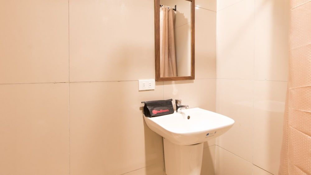 RedDoorz Plus @ Diola Villamonte Bacolod Double Room (Reddoorz) 5