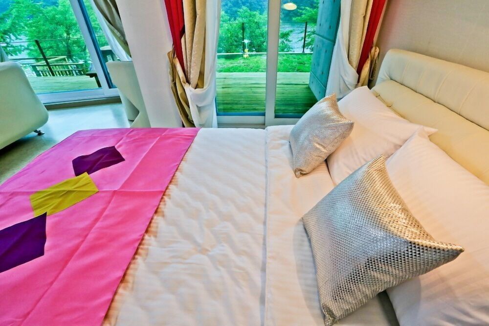 EOS Pension Room (Adora 102)