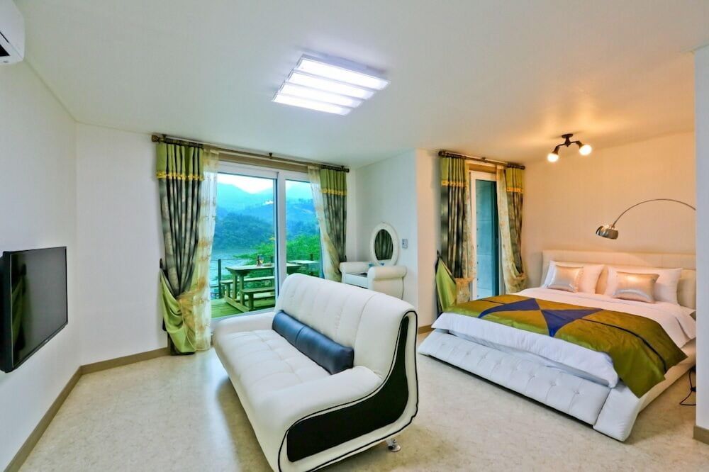 EOS Pension Room (Adora 102) 2