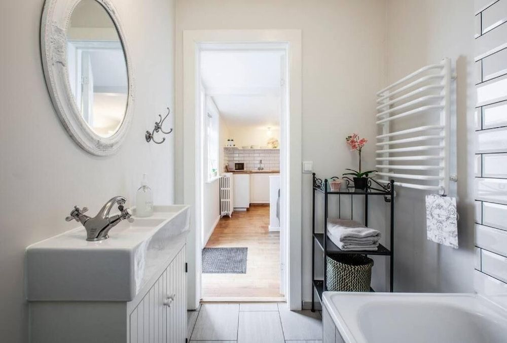 Grey Apartments Apartment, 1 Bedroom (104) 3