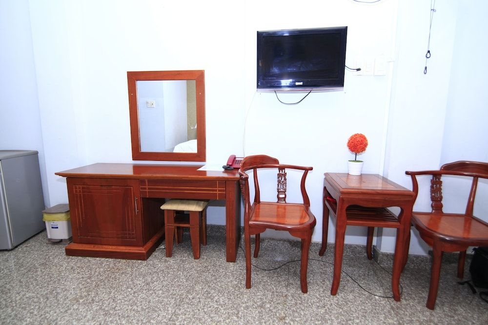 Truong Giang Hotel Family Room 5