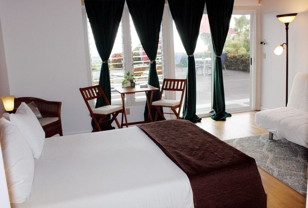 Makani Room - 1 bedroom with Kitchenette, Pool Side with Ocean View - Main House