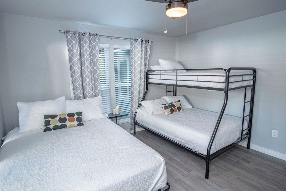 House (4 Bedrooms)