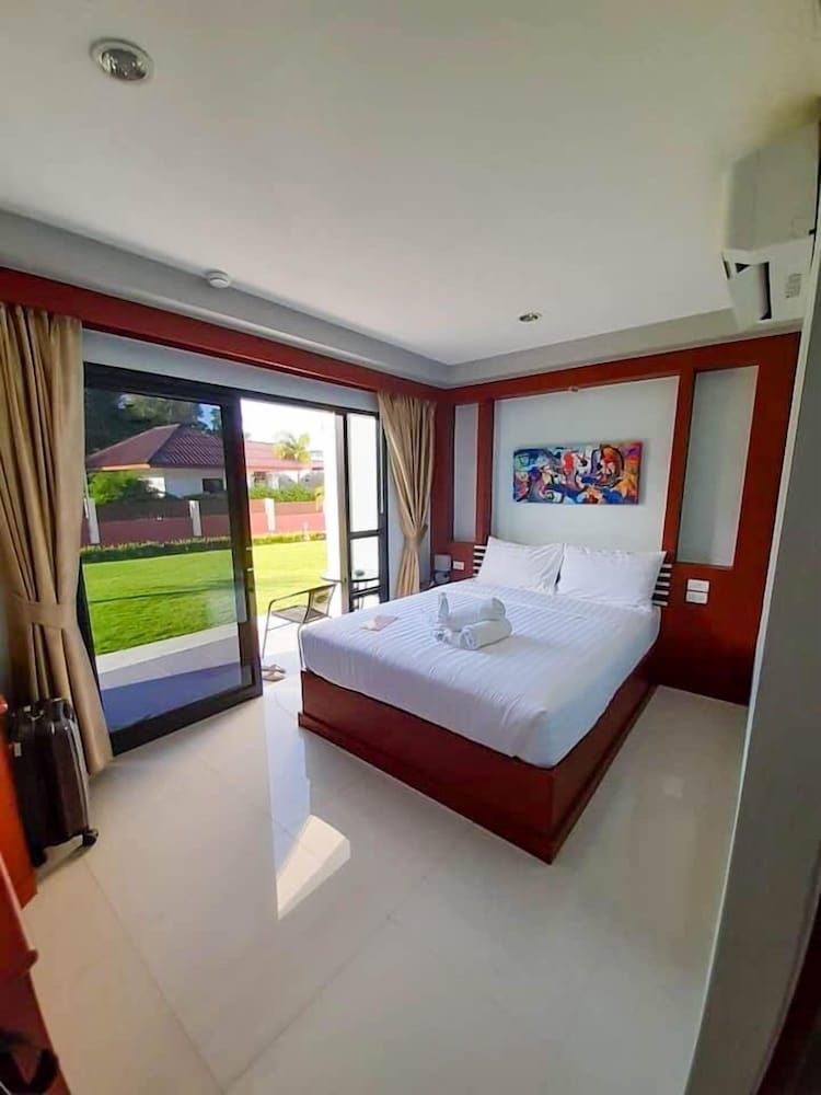 CC Beach Resort Deluxe Double Room 8