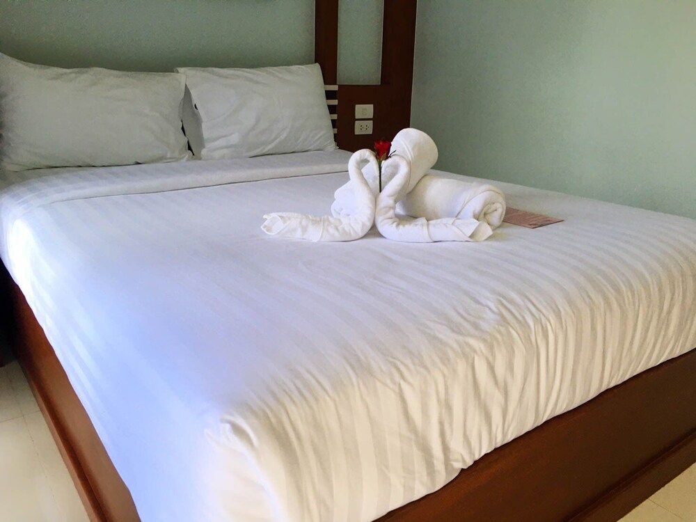CC Beach Resort Deluxe Double Room 9