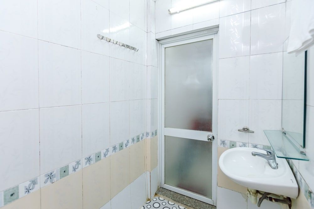 OYO 604 Queen Hotel Spot on Standard Twin 5