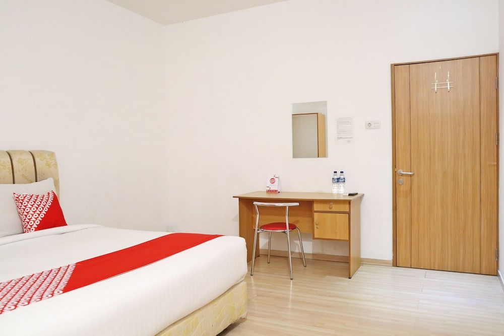 Hotel O M Authentic Kost Man Deluxe Double Room 2