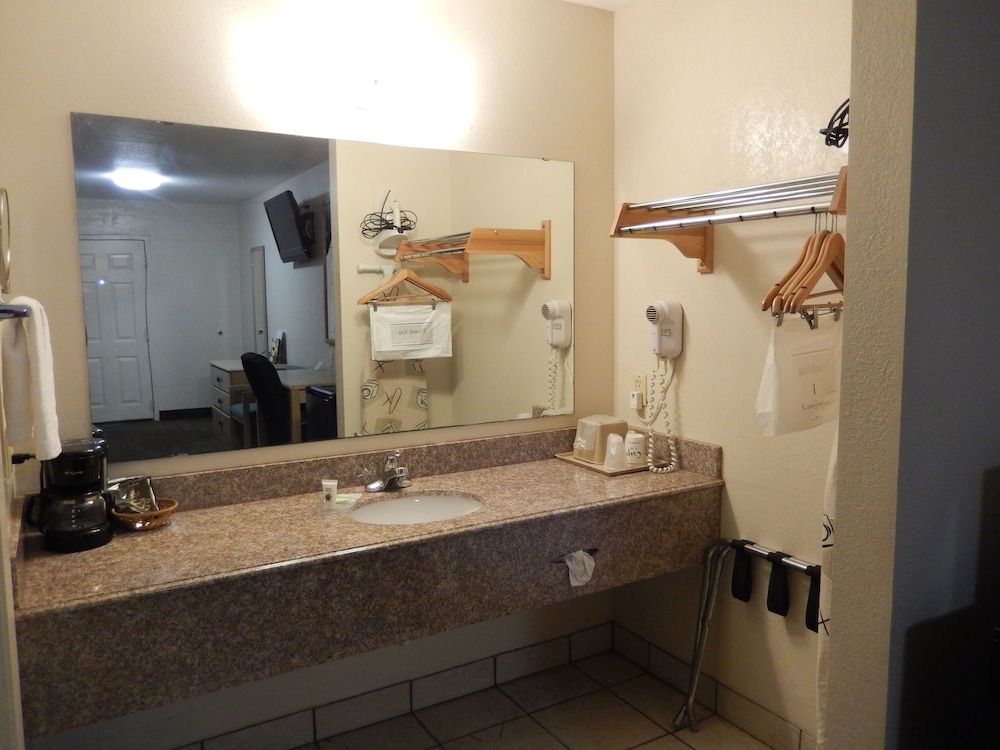 Pearsall Executive Inn Standard Room, 2 Queen Beds 7