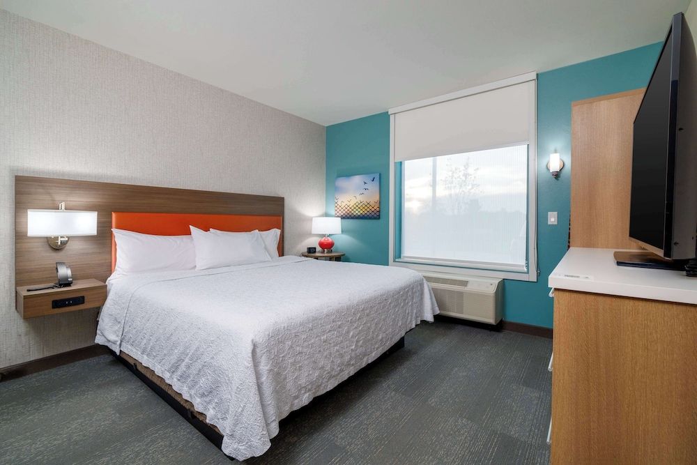 Suite, 1 King Bed, Accessible, Bathtub