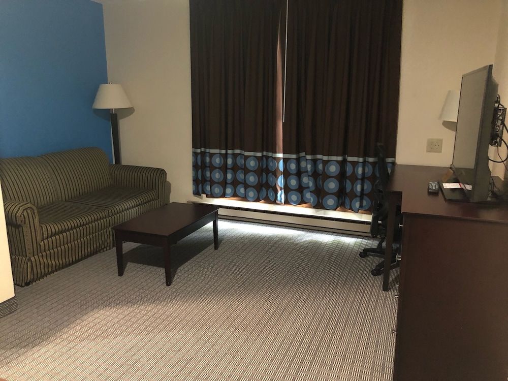 AmeriVu Inn & Suites Deluxe Suite, 1 Bedroom 3