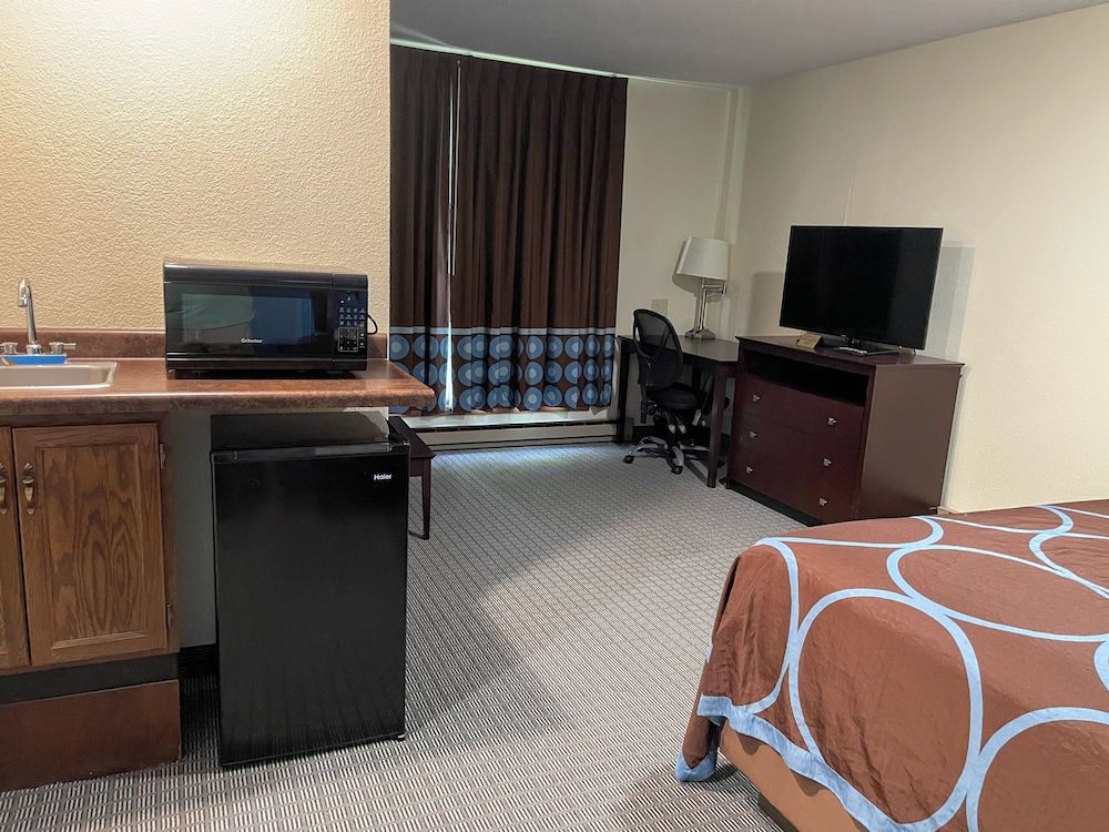 AmeriVu Inn & Suites Deluxe Suite, 1 Bedroom 2