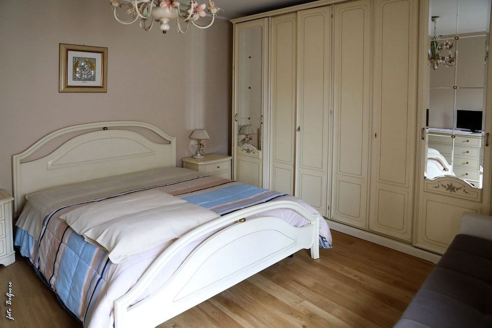 San Nicolò Holiday Home Triple Room, 1 Queen Bed with Sofa bed (Eleonora d'Angiò) 3