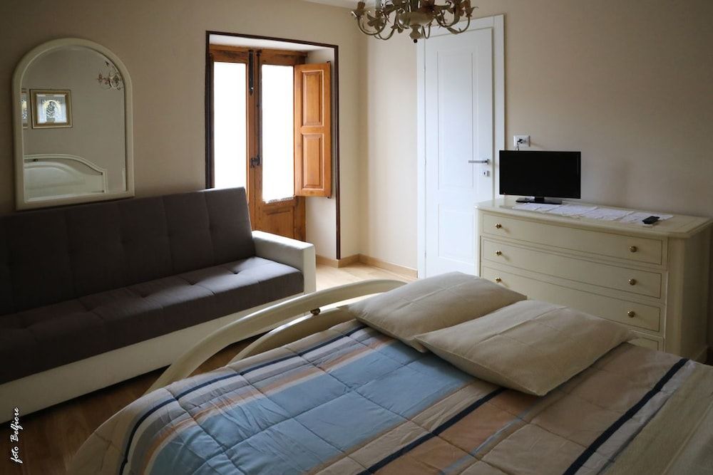 San Nicolò Holiday Home Triple Room, 1 Queen Bed with Sofa bed (Eleonora d'Angiò) 2