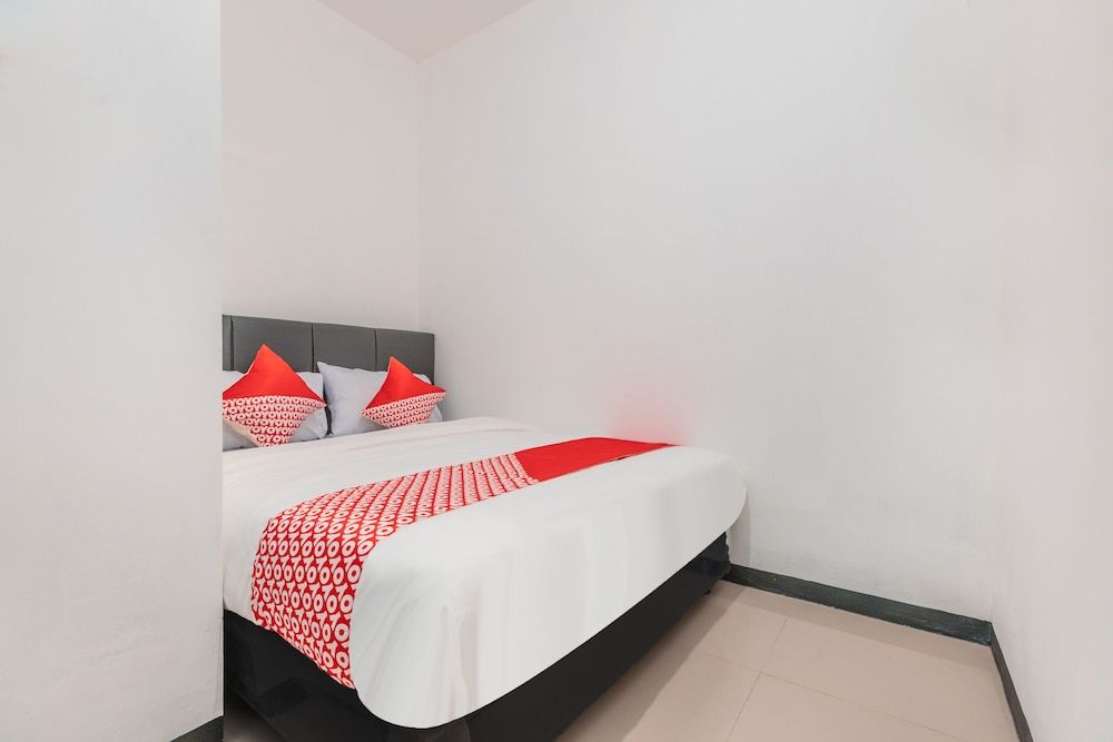 undefined Super OYO 2223 J&b Room Utan Kayu 7