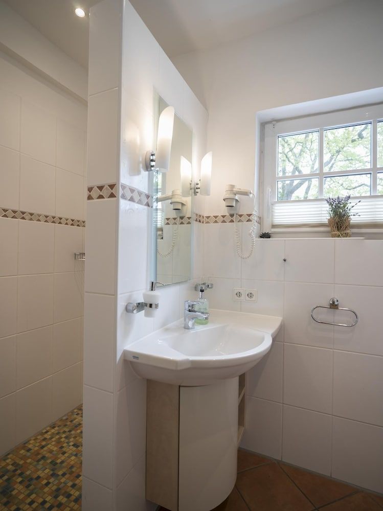 Landcafé Neumann Double Room, Private Bathroom 3