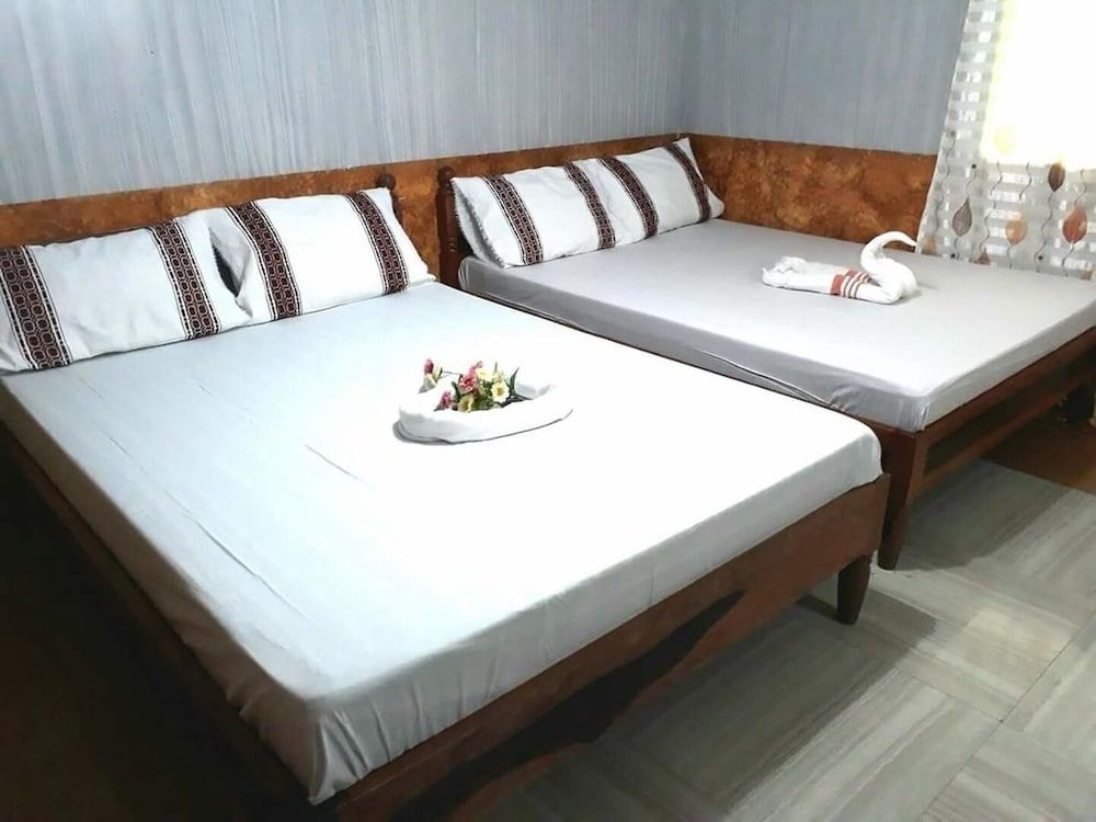 Blue Lagoon Inn Extension Family Room (good for 8) 2